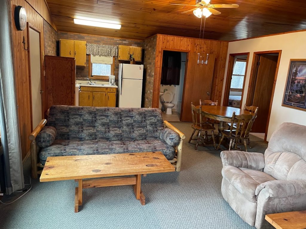 Cabin F livingroom